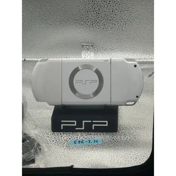 White psp 2000 w/charger & new battery - Picture 8 of 8